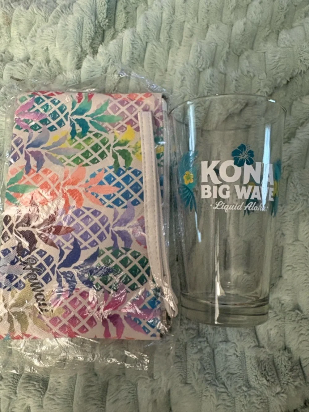 NEW-KONA Hawaii vacation Big wave liquid aloha with Hawaiian pineapple wristlet
